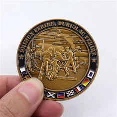 Moneda de desafiament de Nadal amb esmalt metàl·lic en blanc